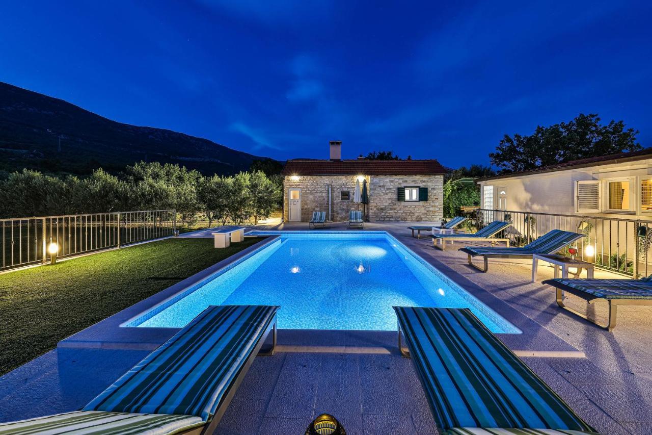 Home Away From Home With Outdoor Pool, Botanical Garden And A Beautiful Sea View Kaštela Exterior foto