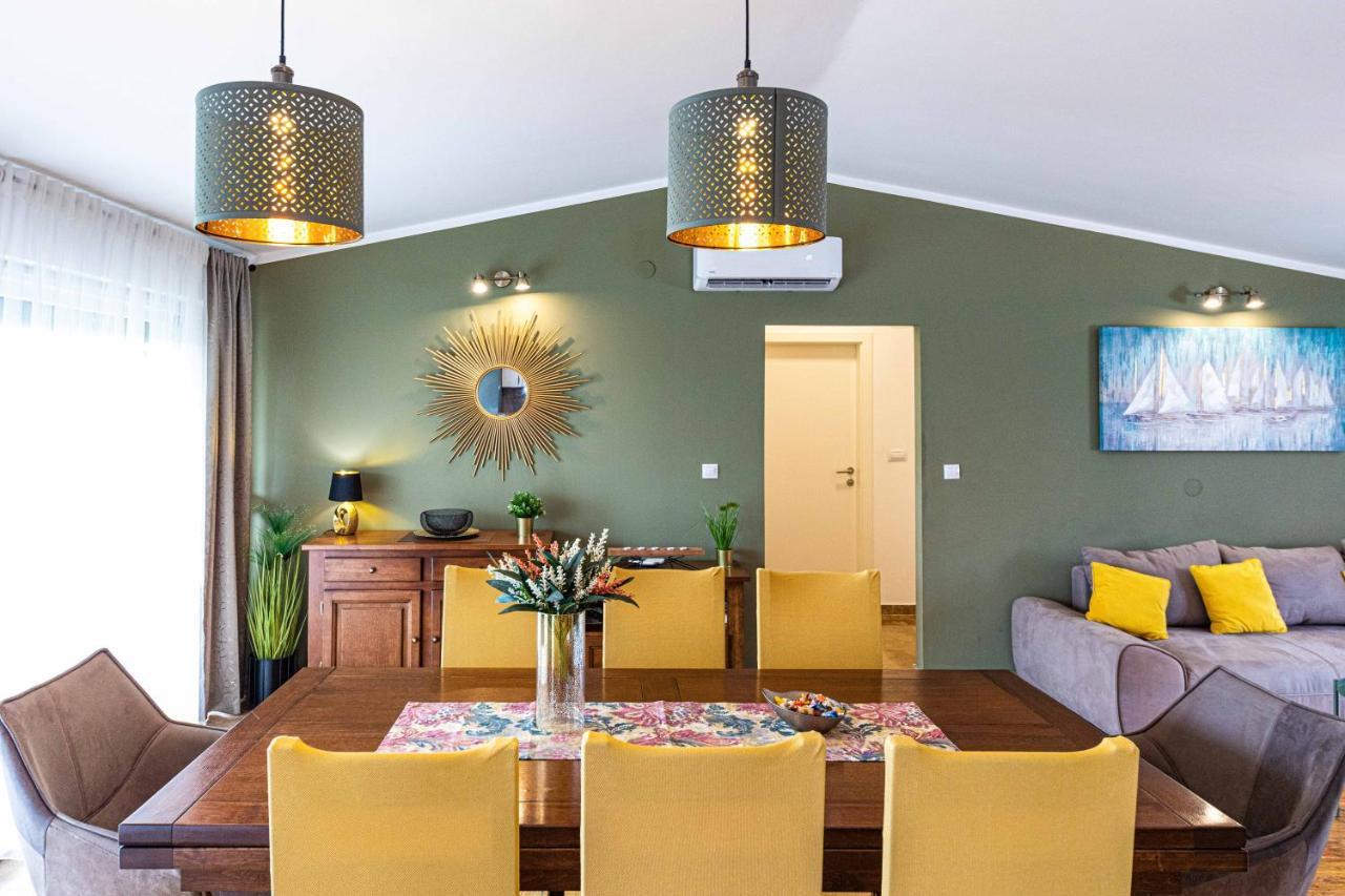 Home Away From Home With Outdoor Pool, Botanical Garden And A Beautiful Sea View Kaštela Exterior foto