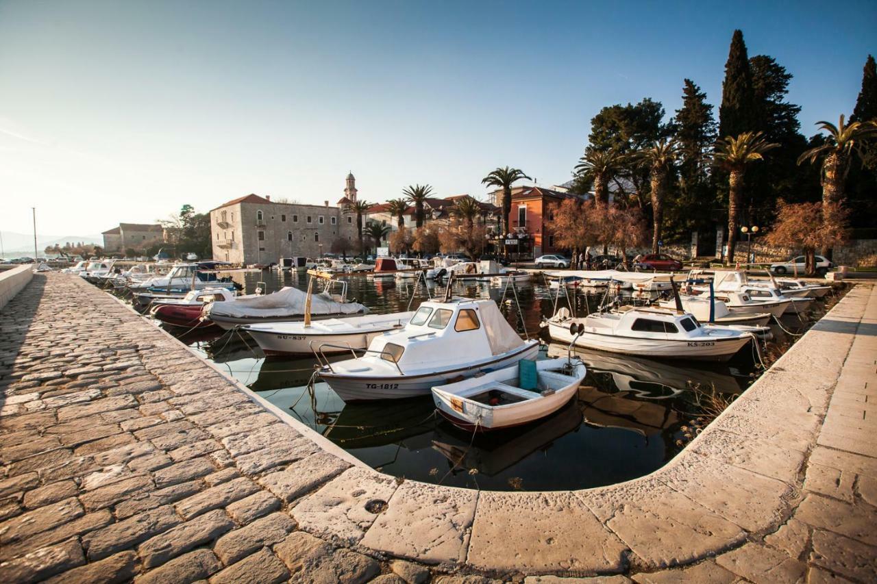 Home Away From Home With Outdoor Pool, Botanical Garden And A Beautiful Sea View Kaštela Exterior foto